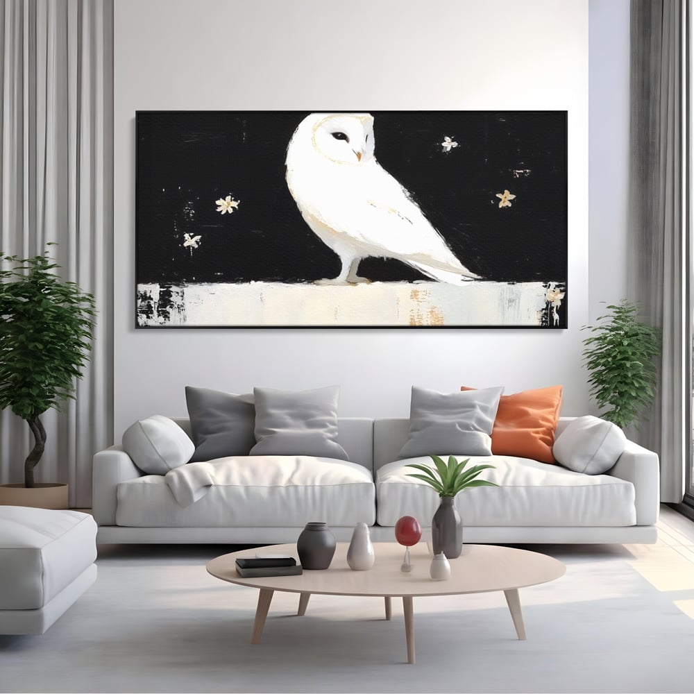 Tablou canvas cu tablou canvas cu bufnita alba, in rama de aluminiu negru, pe perete intr-un living